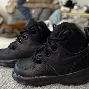 Brand new Nike Kids Black boots / sneaker great for new walkers